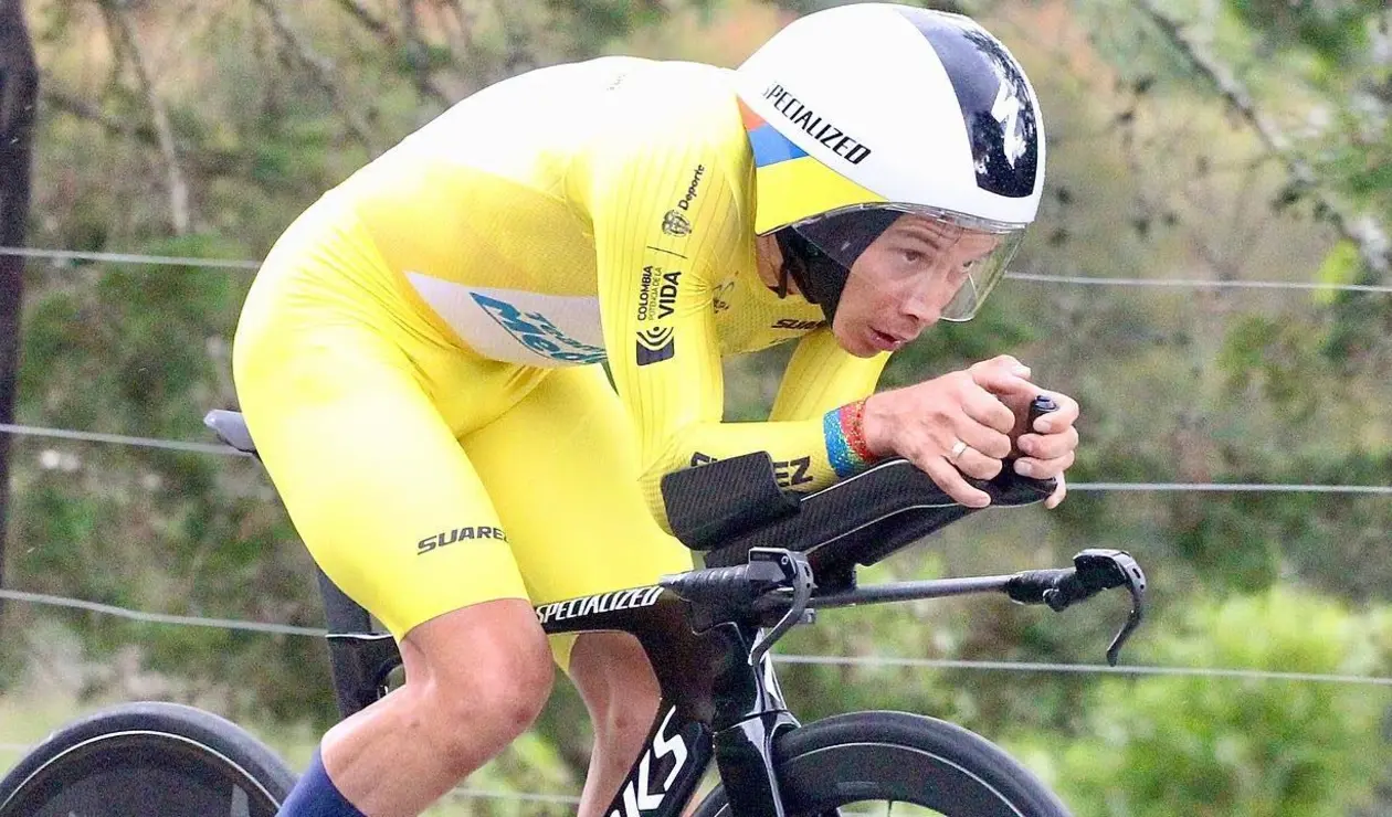 Superman López durante la contrarreloj de la Vuelta a Colombia 2023
