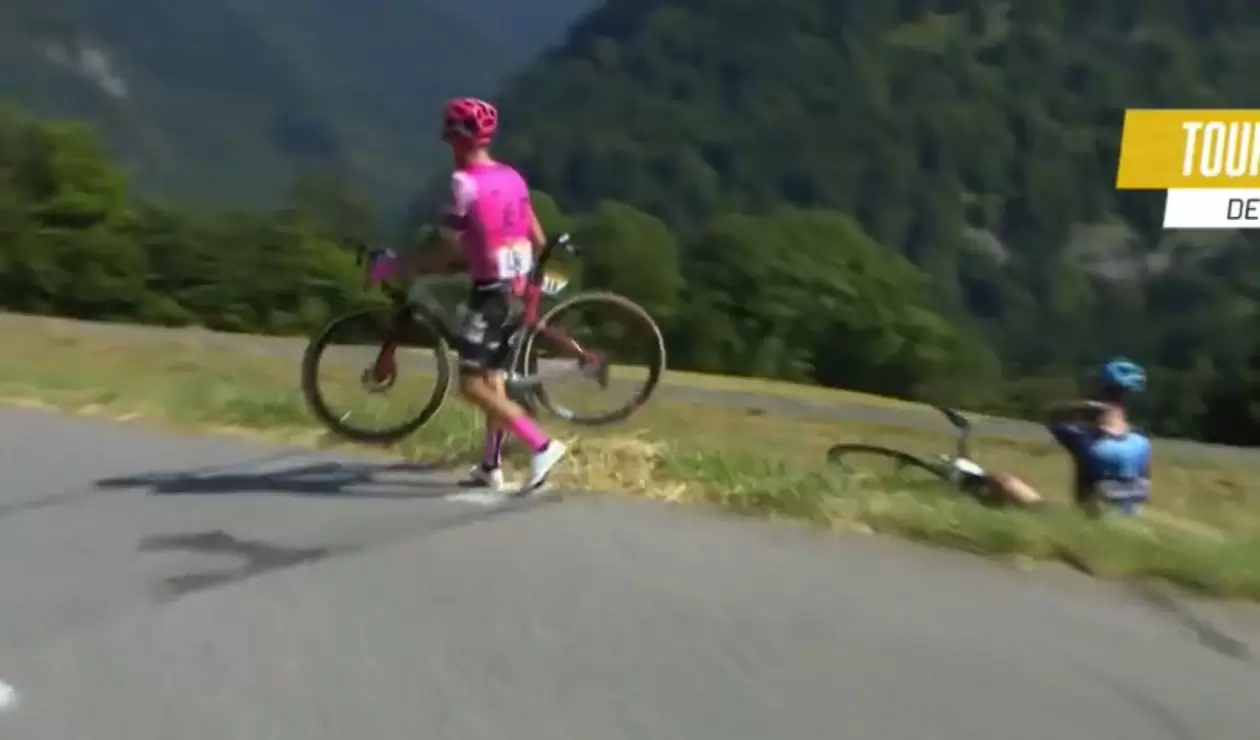 Rigoberto Urán se cayó y salió de la carretera en el Tour de Francia
