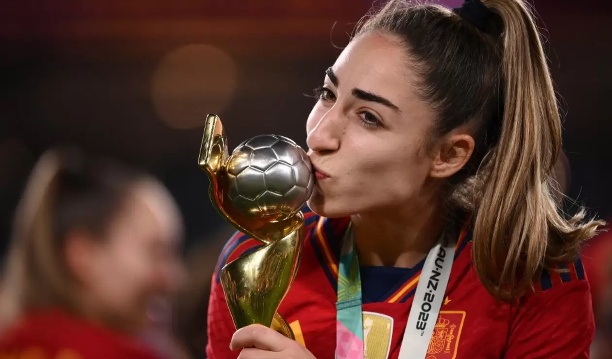 Olga Carmona celebrando el título de España en el Mundial femenino