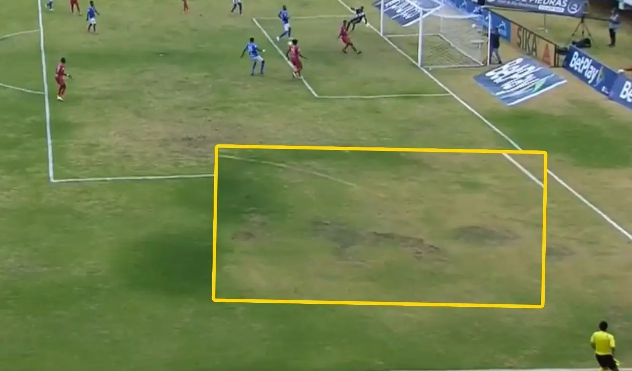 Cancha en mal estado del FPC