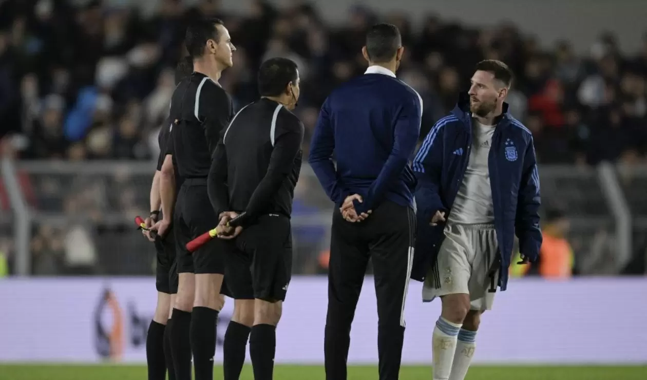 Lionel Messi y Wilmar Roldán tras un partido