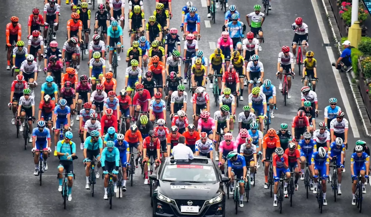 Grupo de ciclistas en una carrera del World Tour