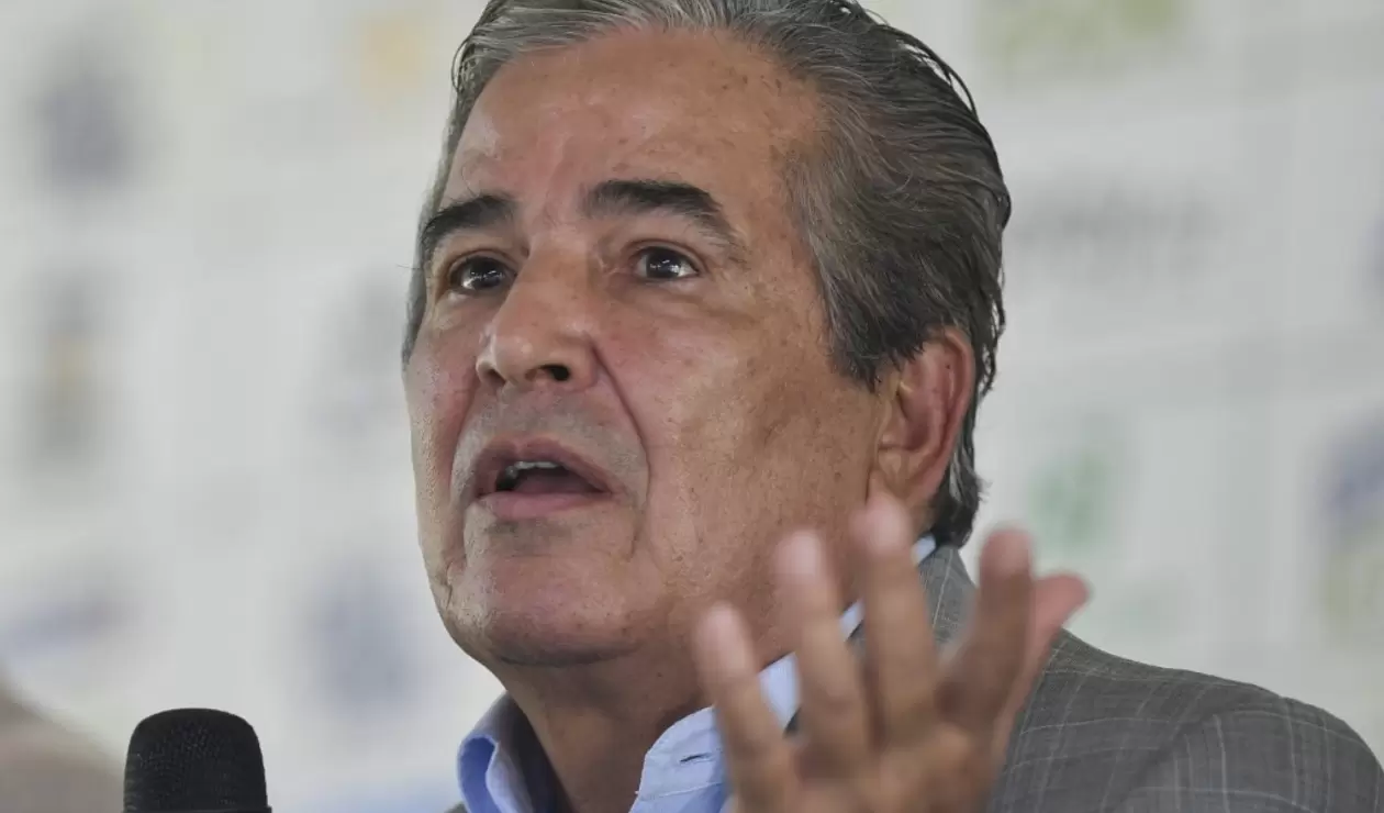 Jorge Luis Pinto, en desacuerdo con varias decisiones que se tomaron en el partido Colombia-Uruguay 