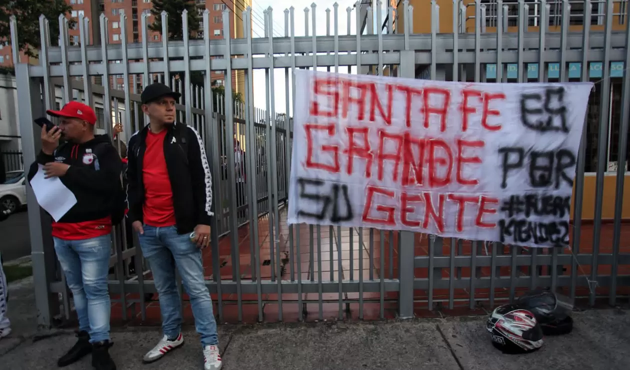 Protesta hinchas de Independiente Santa Fe en sede administrativa