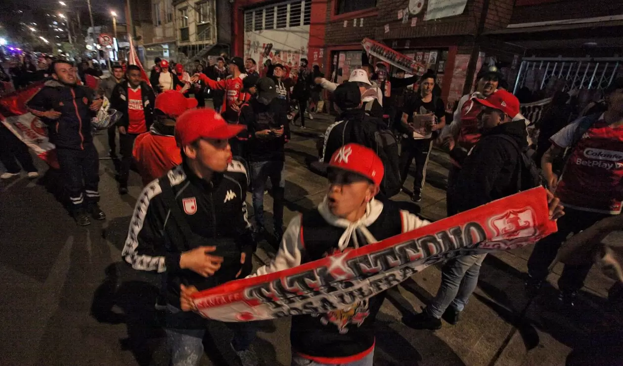 Protesta hinchas de Independiente Santa Fe en sede administrativa