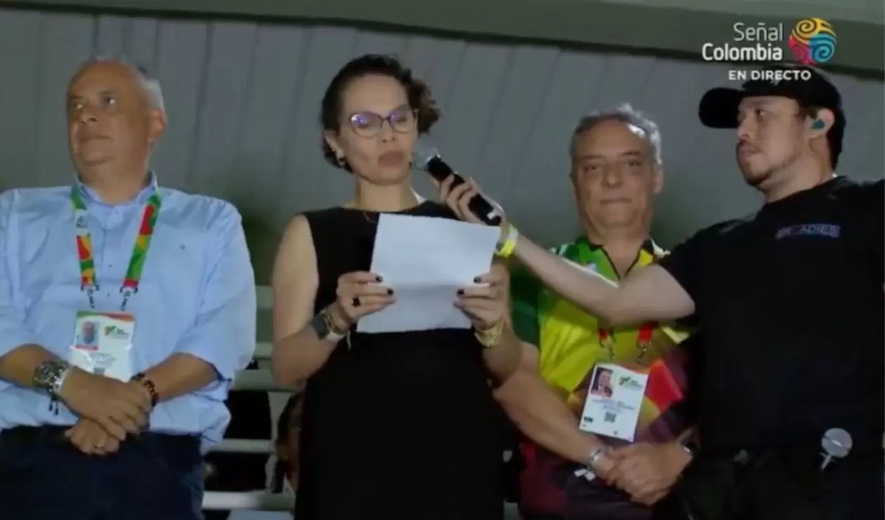 Ministra del Deporte dando discurso en los Juegos Nacionales 2023
