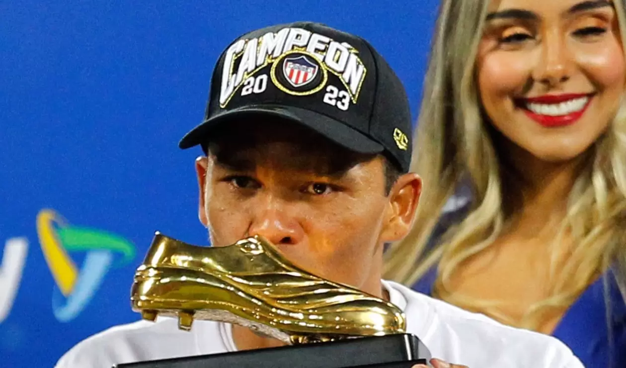 Carlos Bacca besa el botín de oro y se corona campeón con Junior de la Liga Betplay 2023-2