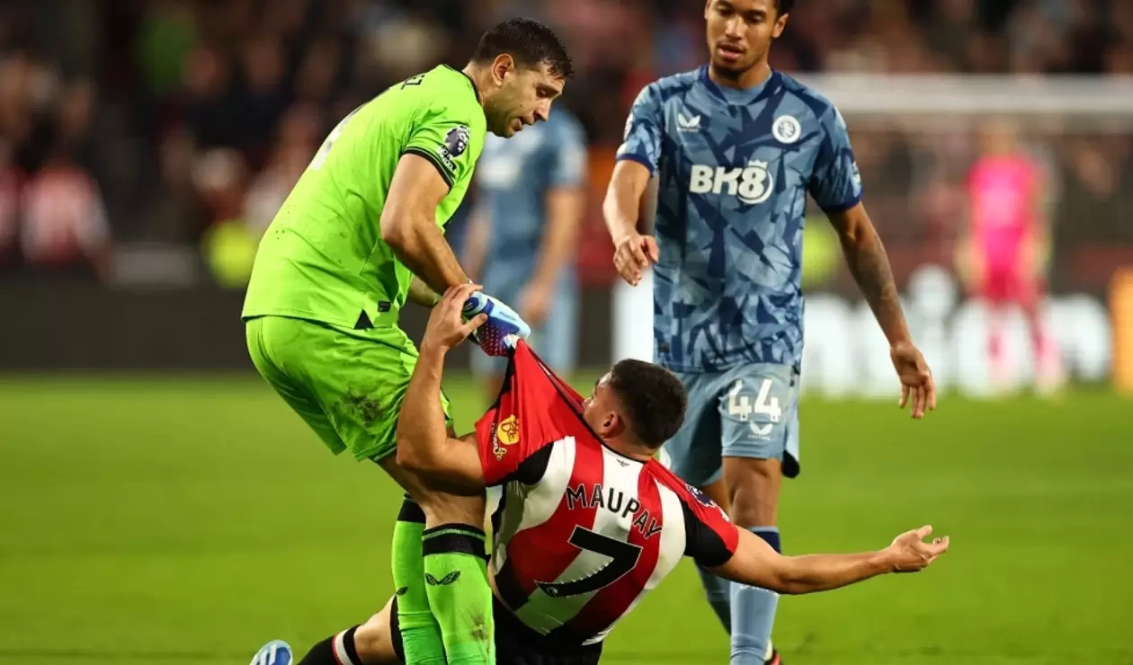 Emiliano Martínez levanta a su rival, Neal Maupay en el Brentford vs Aston Villa