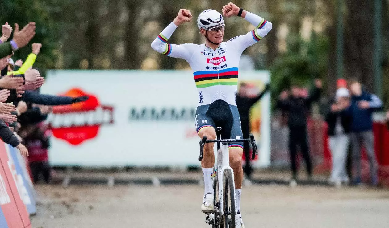 Mathieu Van der Poel volvió a batir a Wout Van Aert en la Copa del Mundo de ciclocross