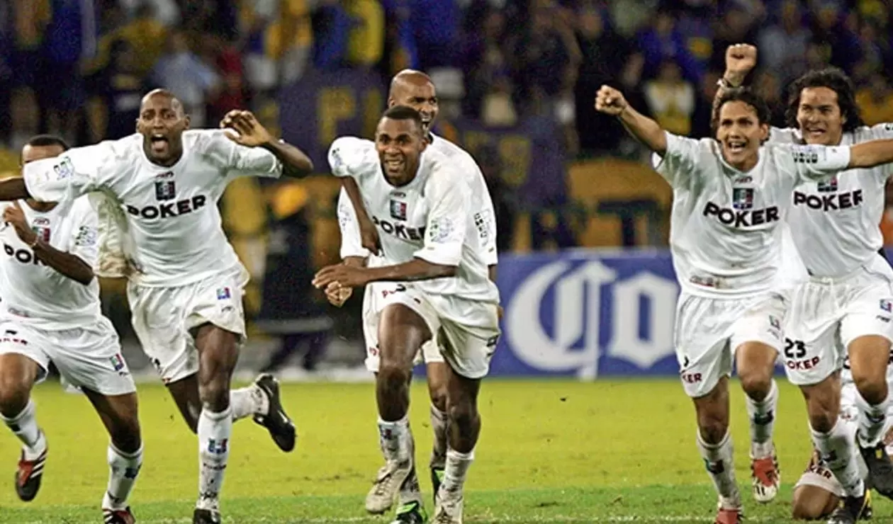 Once Caldas celebra el título de la Copa Libertadores 2004