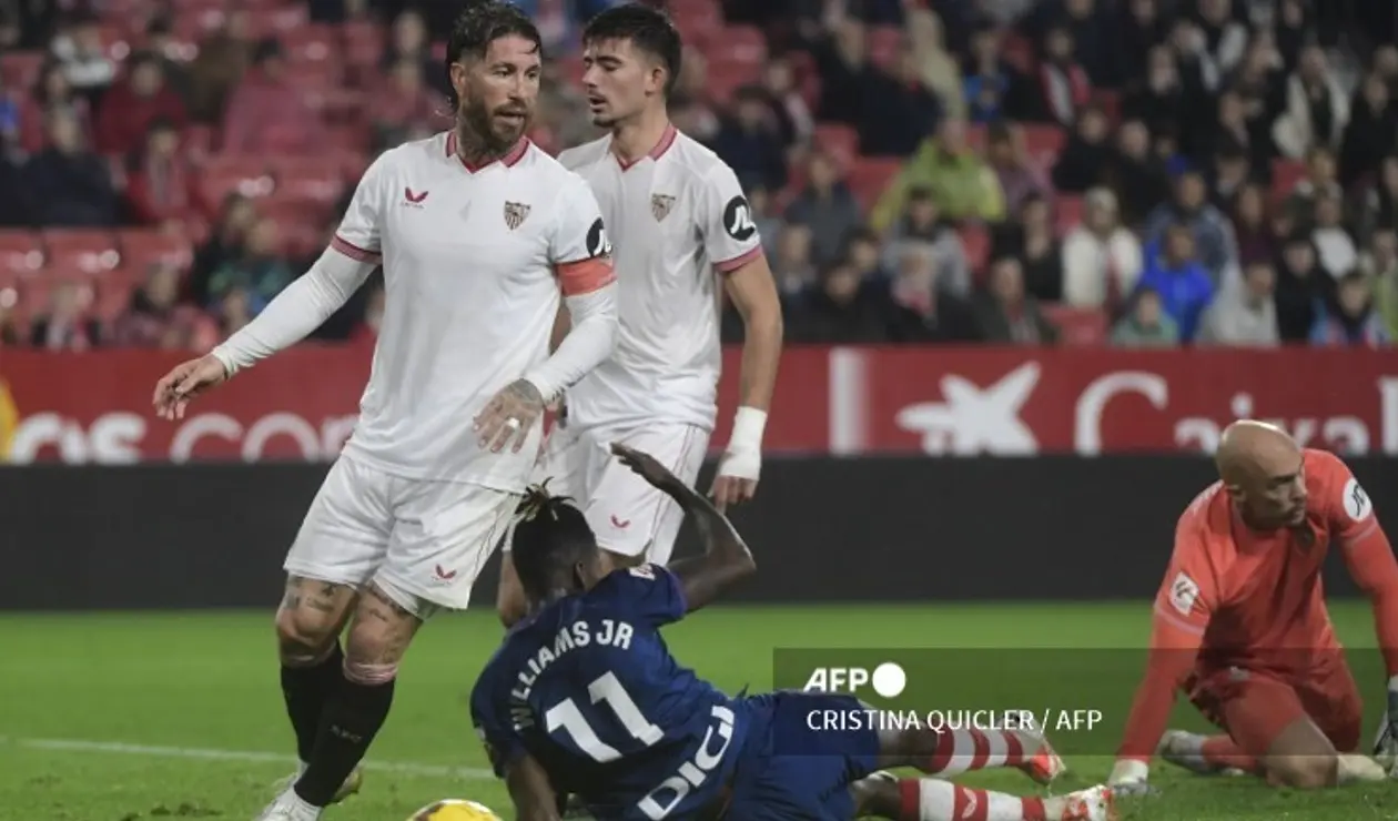 Sergio Ramos defendiendo al Sevilla contra el Athletic Club de Bilbao