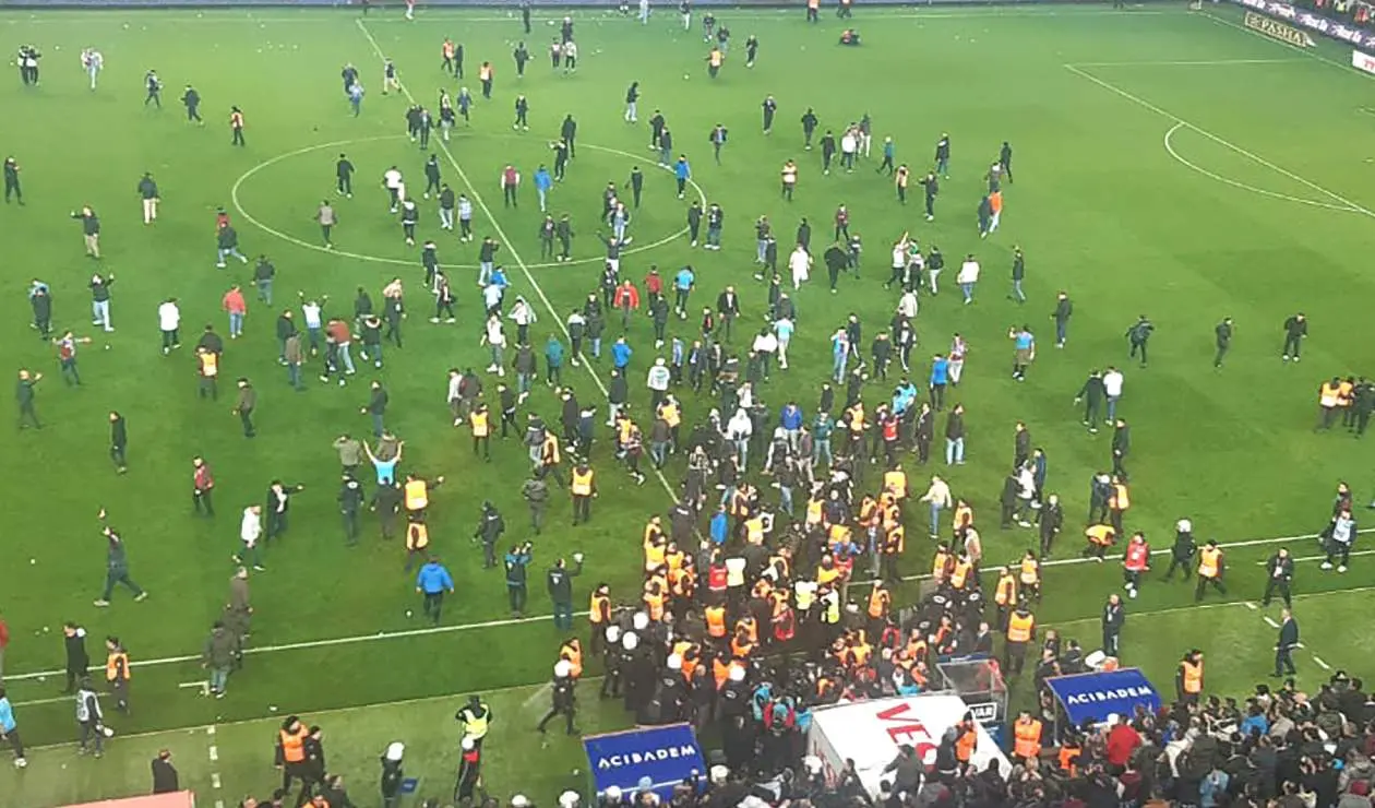 Pelea entre aficionados y jugadores del Fenerbahçe