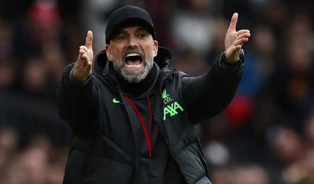 Árbitro de la Premier fue despedido por video insultando a Klopp