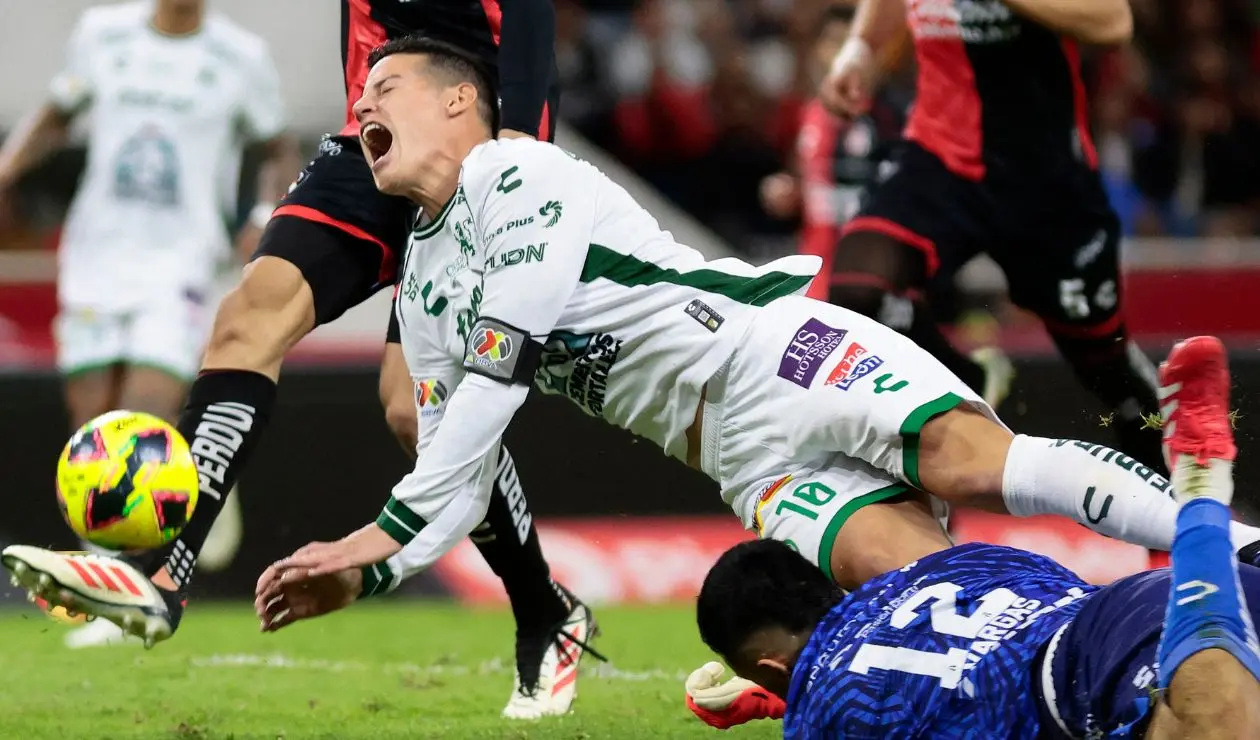 Penal de Camilo Vargas sobre James Rodríguez en la Liga MX