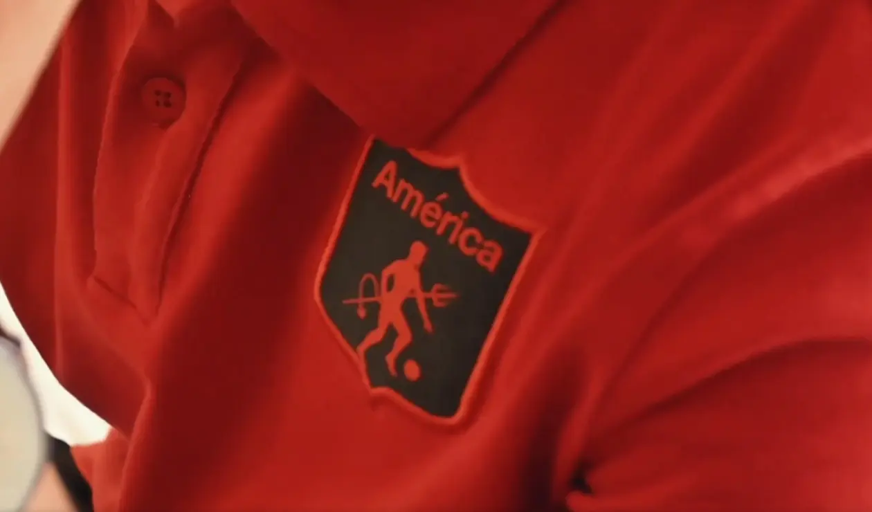 Escudo del América de Cali en una camiseta deportiva
