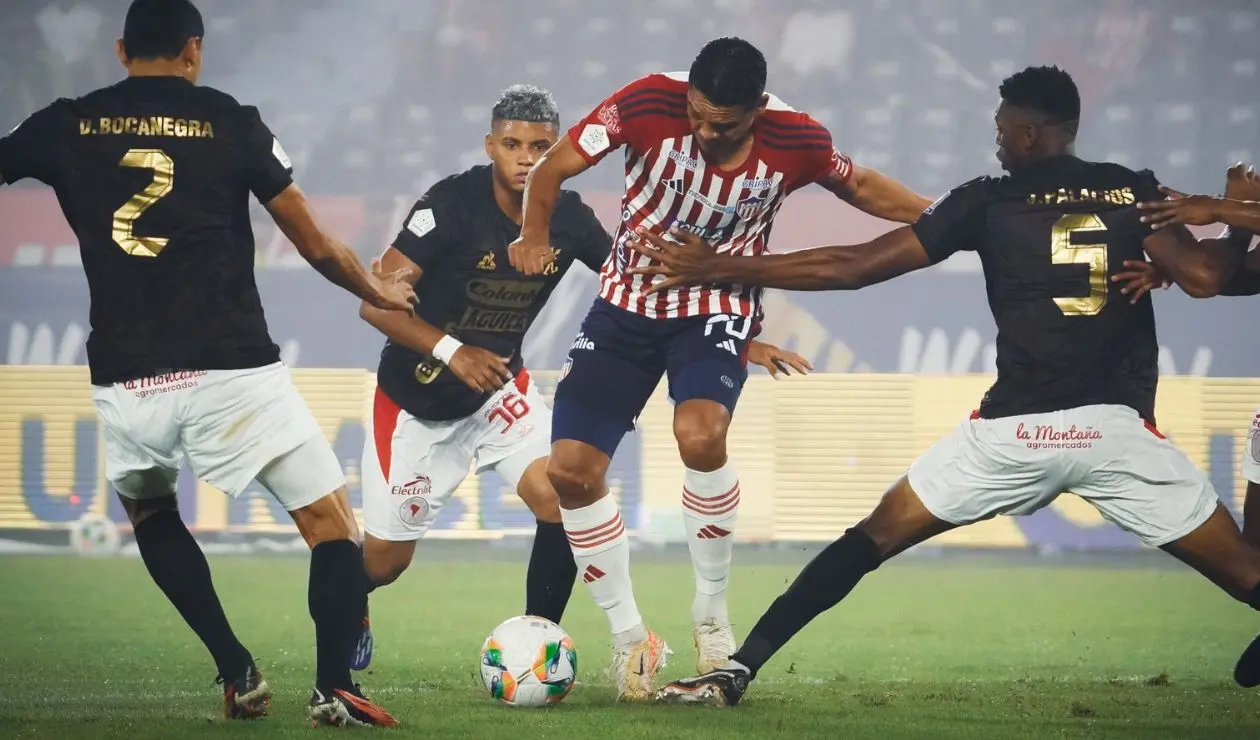 Carlos Bacca en partido del Junior