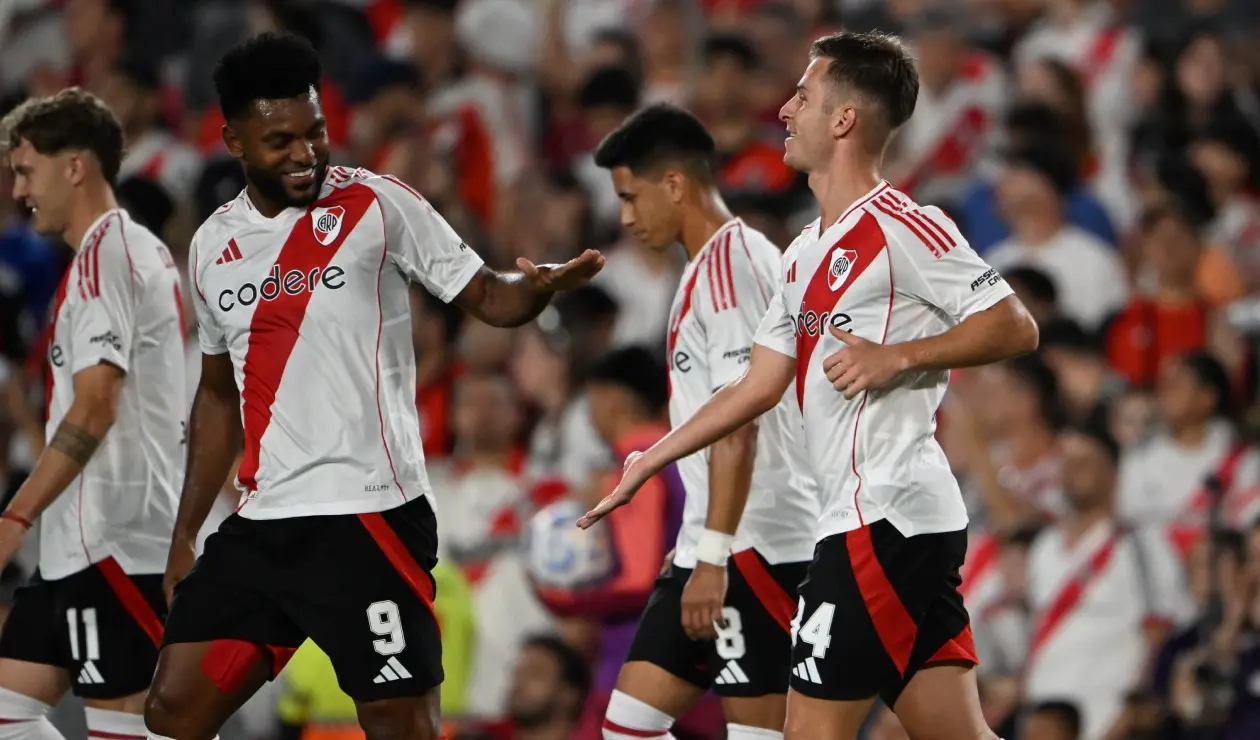 Miguel Ángel Borja celebra su gol con River Plate