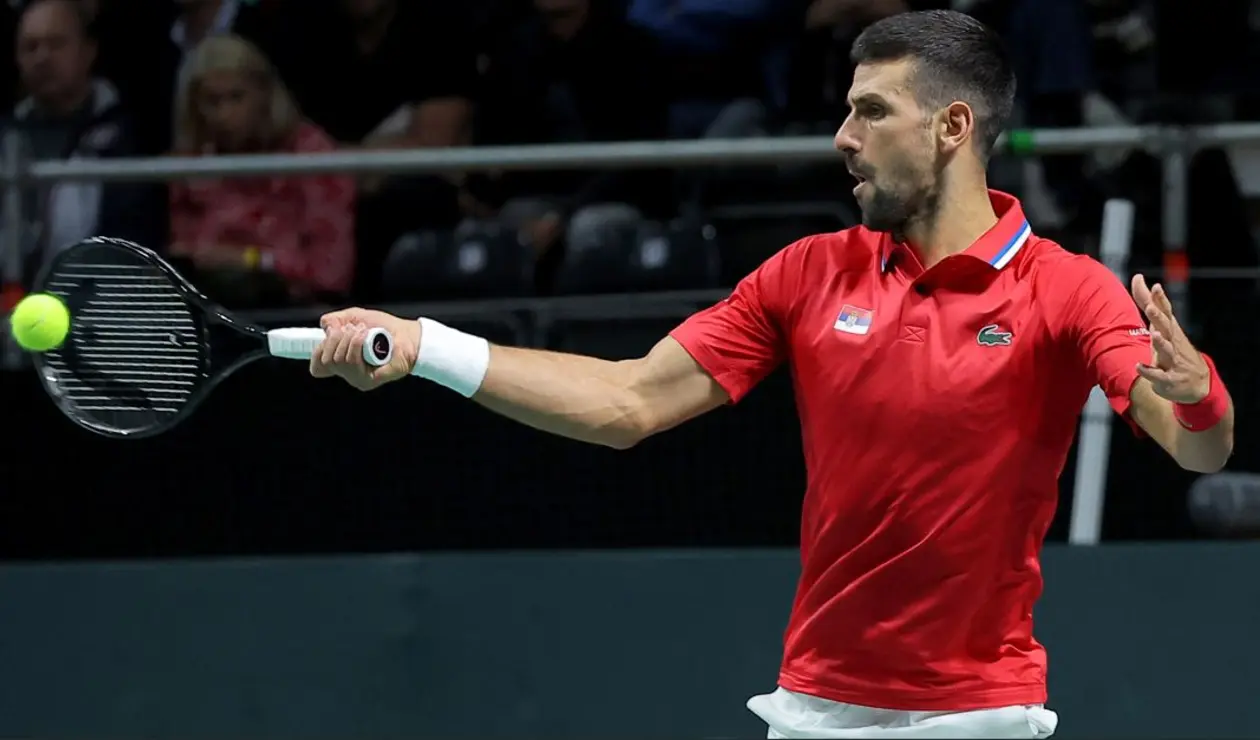 Novak Djokovic jugando con Serbia en la Copa Davis