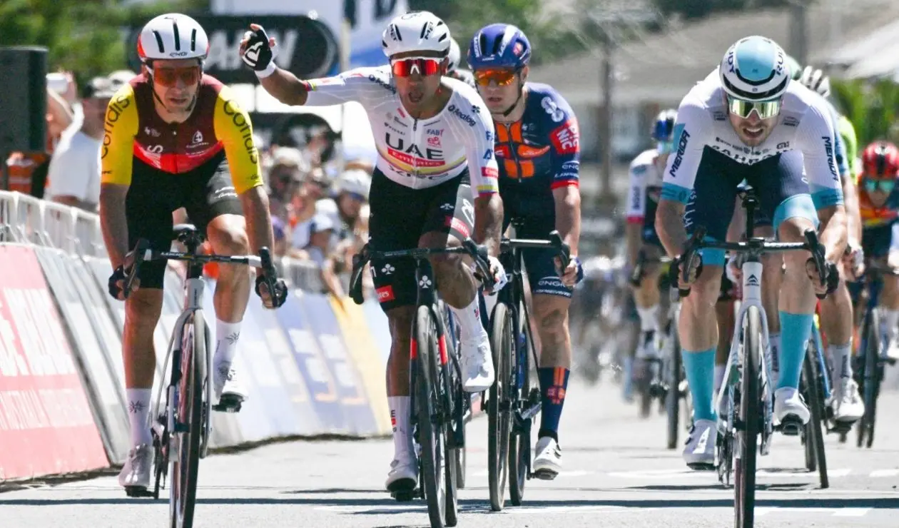 Corredores en el Tour Down Under 2025