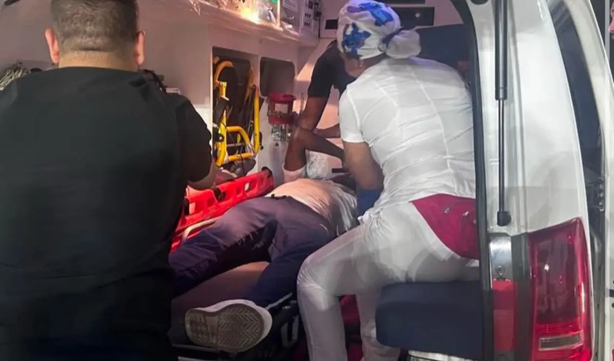 Iván Arboleda siendo trasladado en camilla tras el ataque al bus de Millonarios.