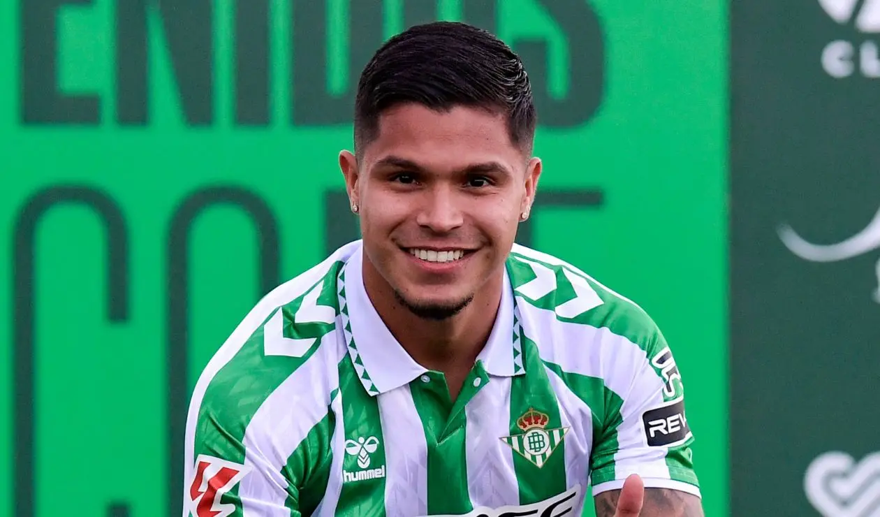 'Cucho' Hernández con Real Betis
