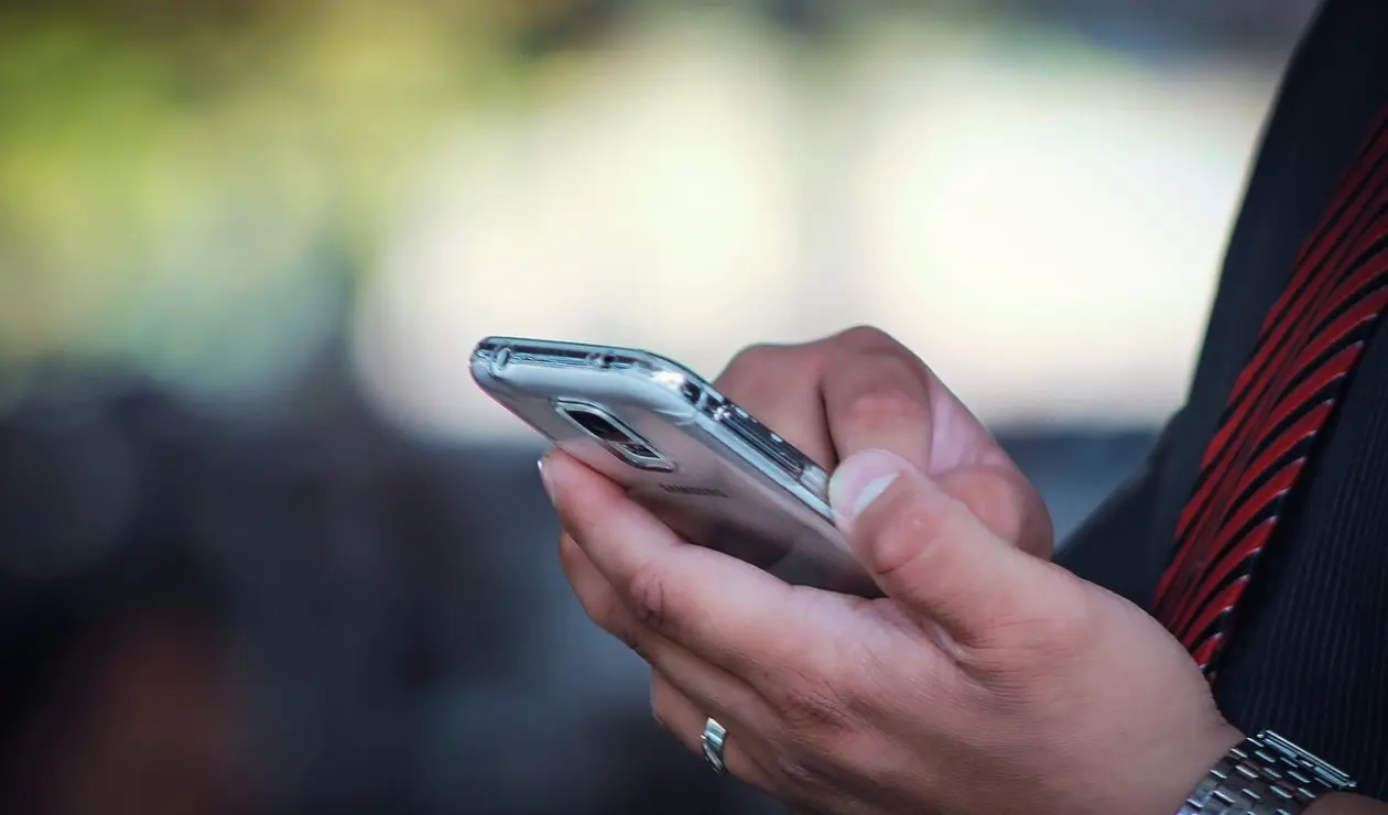 Hombre con celular en la mano