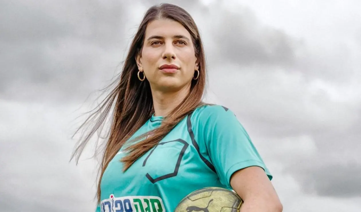Sapir Berman se convirtió en la primera juez transgénero en dirigir un partido internacional.