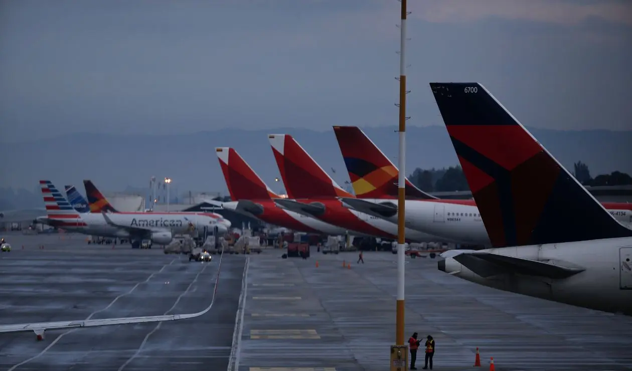 Aviones en aeropuerto de Colombia