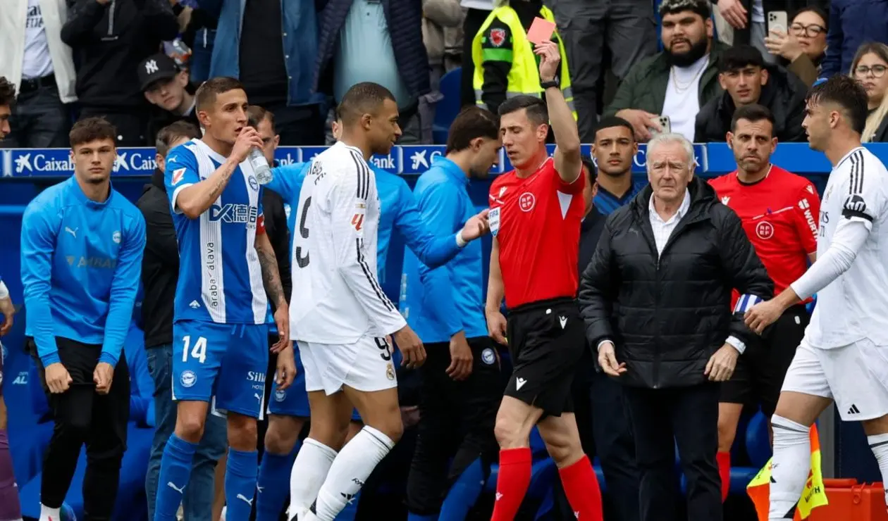Explusión de Mbappé en partido entre Real Madrid y Alavés