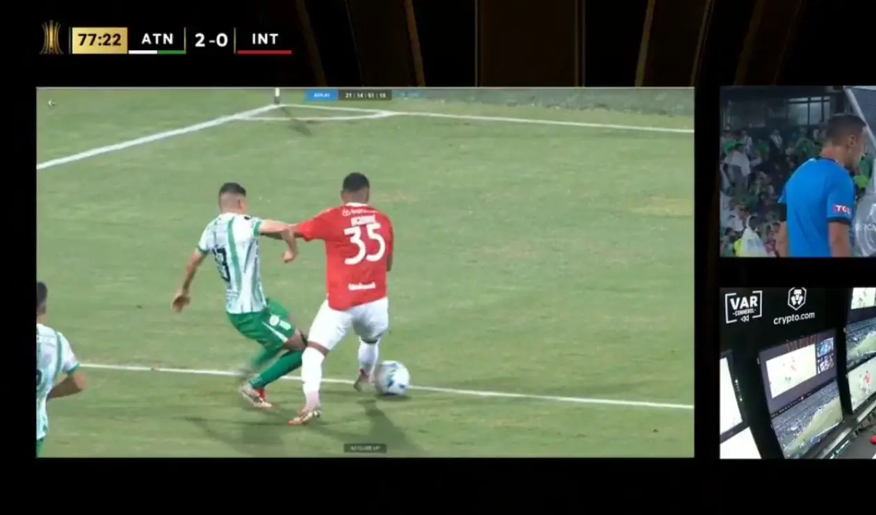Polémico penal en Nacional vs Internacional; Copa Libertadores