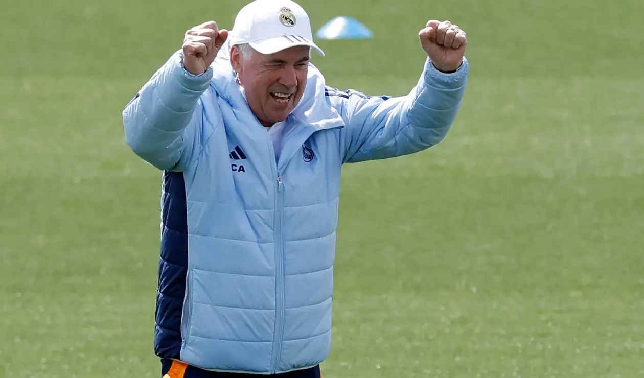 Carlo Ancelotti en el entrenamiento con el Real Madrid antes de enfrentar al Barcelona