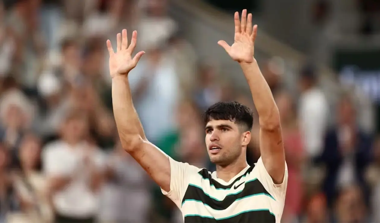 Carlos Alcaraz avanza en Roland Garros
