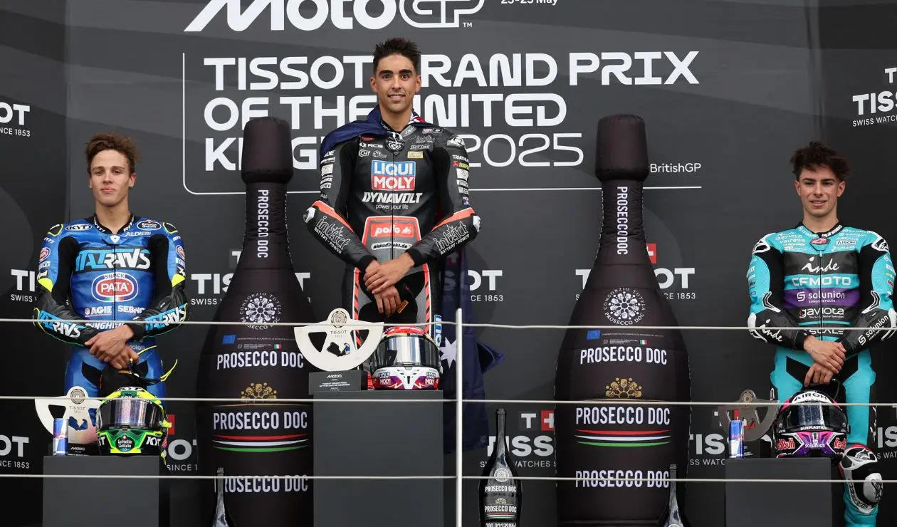 David Alonso en el podio del GP de Gran Bretaña de Moto2