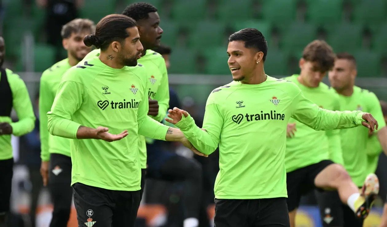 Juan Camilo 'Cucho' Hernández con el Betis