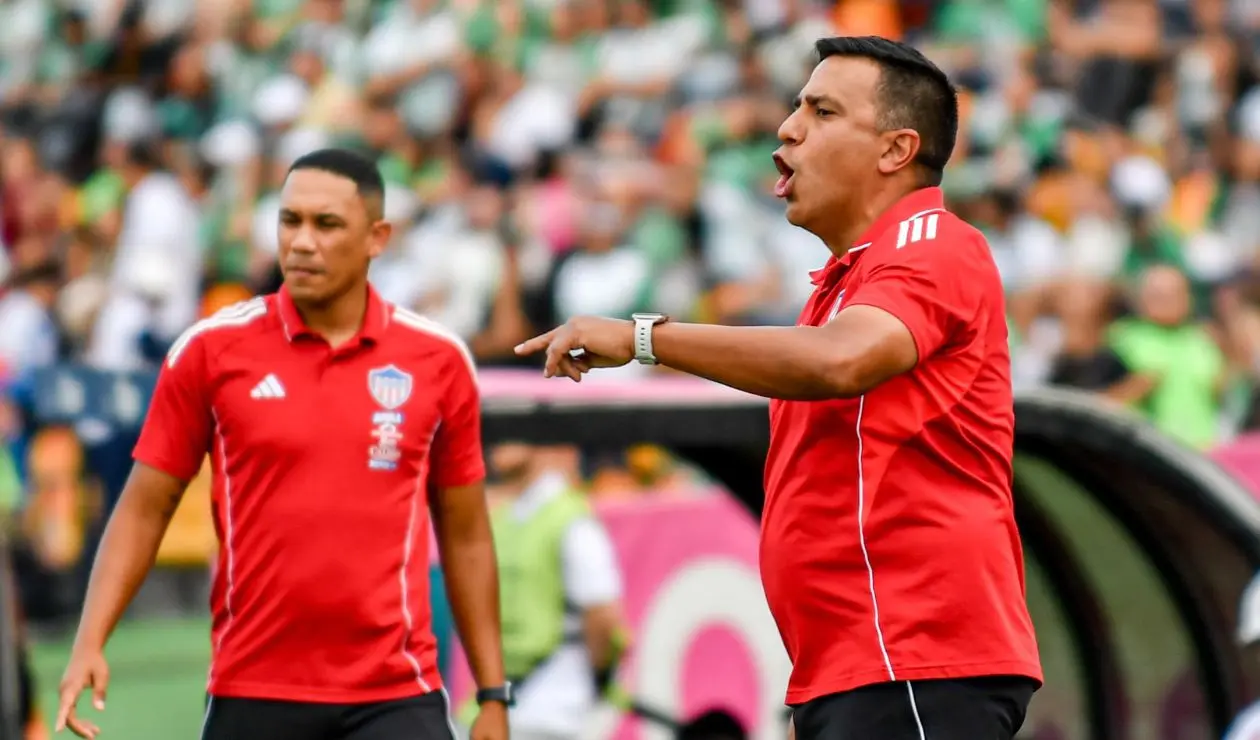 César Farías con Junior