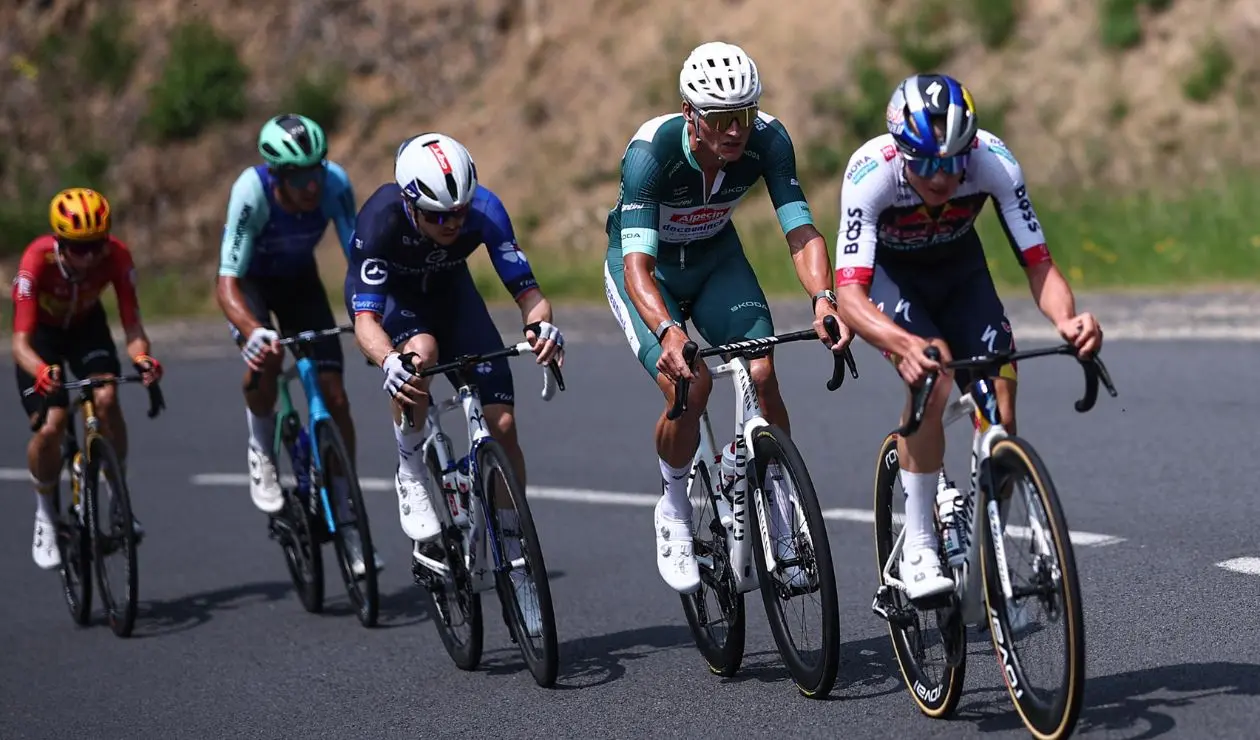 El ciclista colombiano que no correría el Tour de Francia por lesión