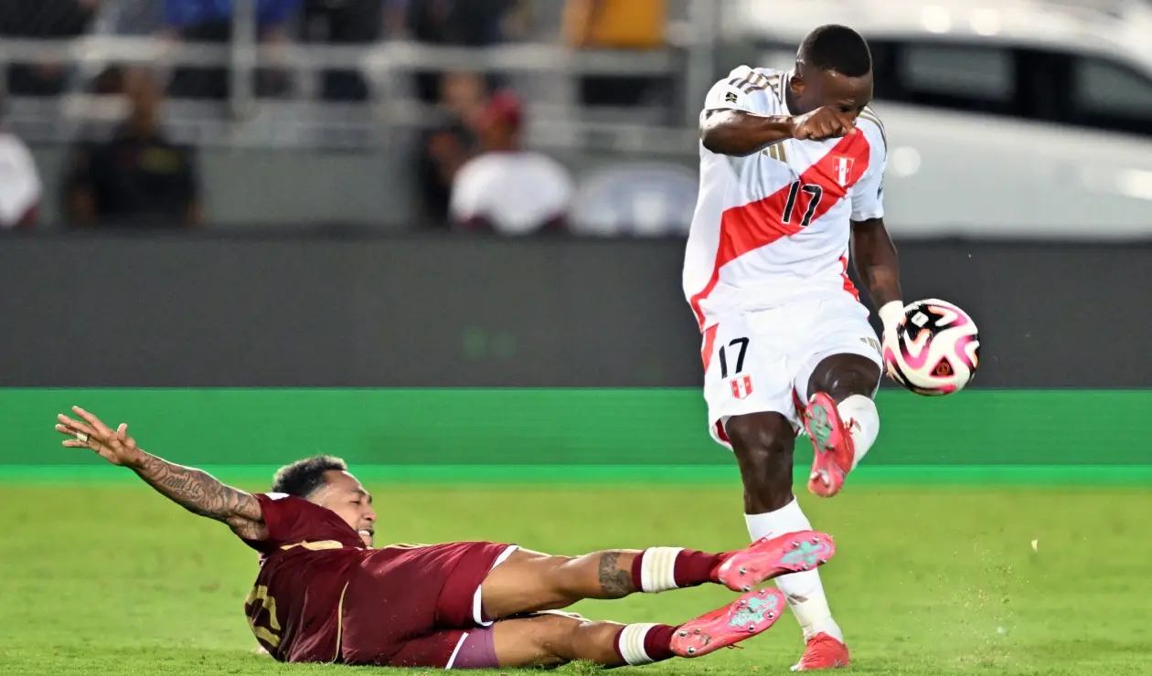 Luis Advíncula con la selección de Perú