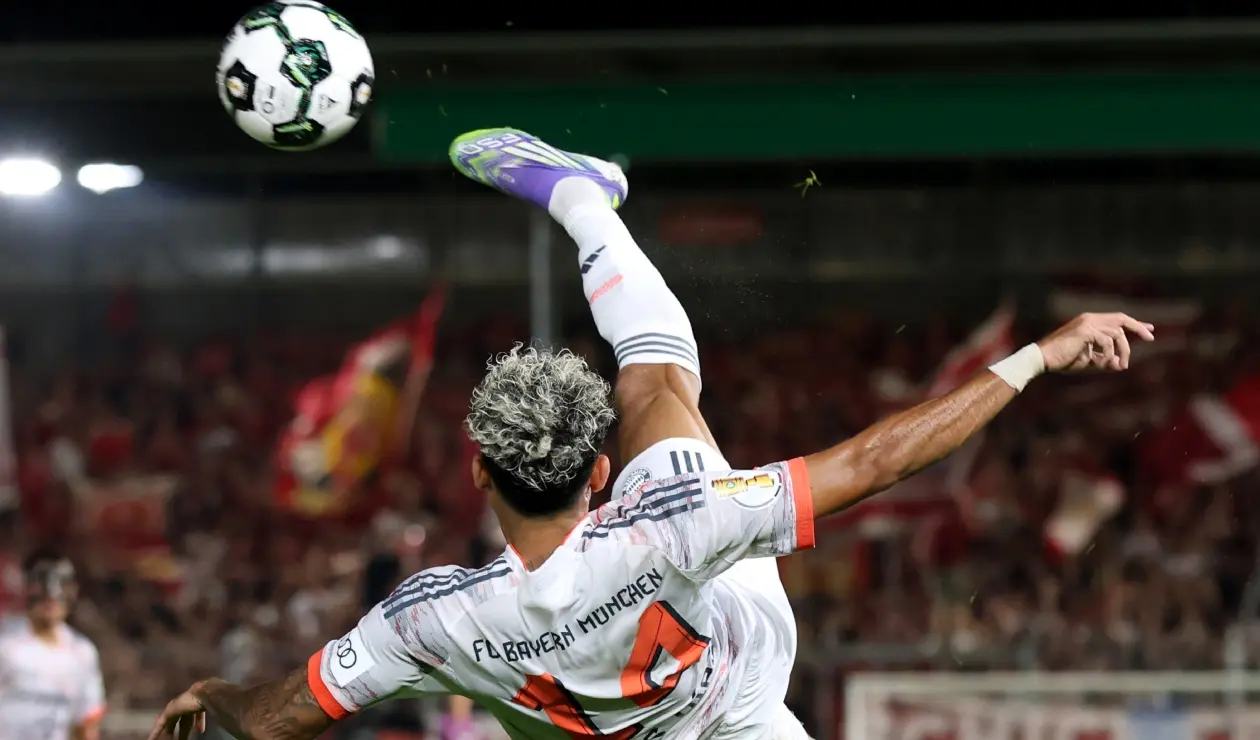 Luis Díaz casi marca golazo en Copa de Alemania