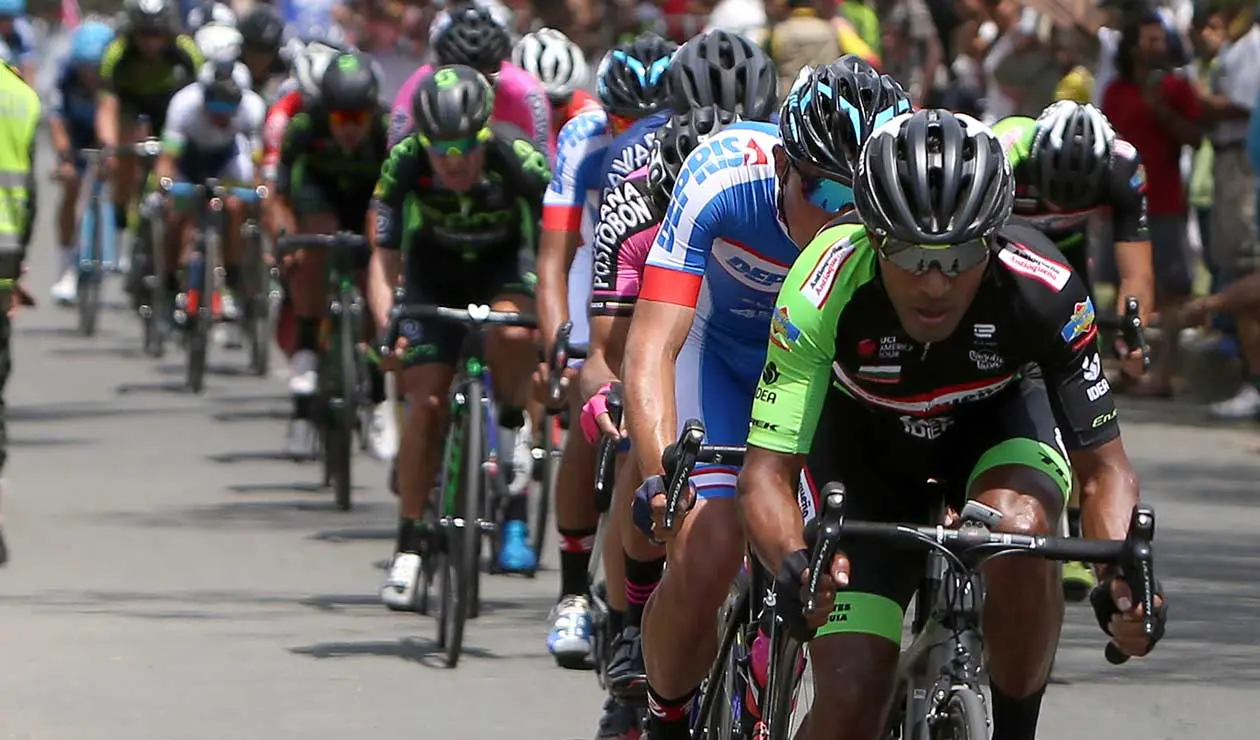 Los ciclistas del Clásico RCN dando sus primeros pedalazos en la edición 2018