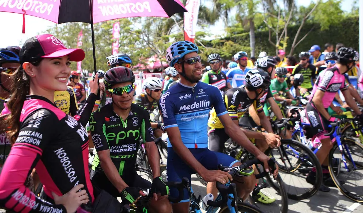 Los corredores del Clásico RCN antes del inicio de la primera etapa