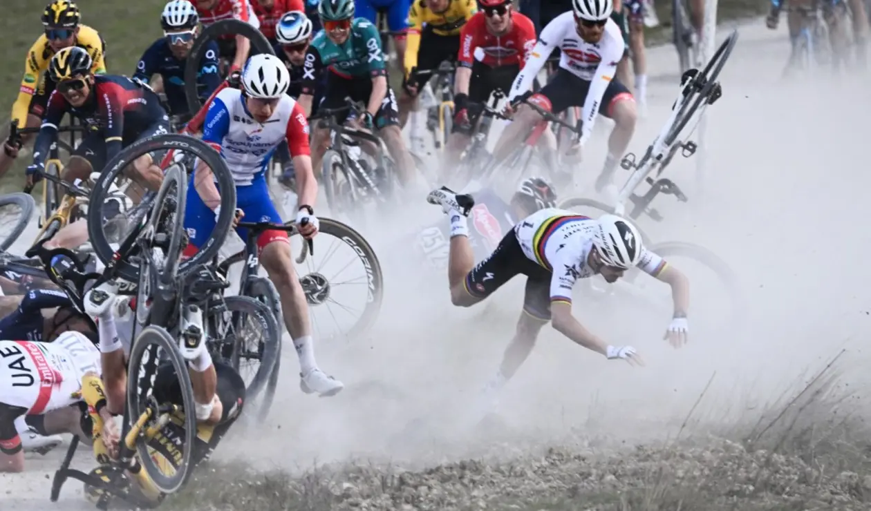 Julian Alaphilippe, caída en la Strade Bianche este sábado