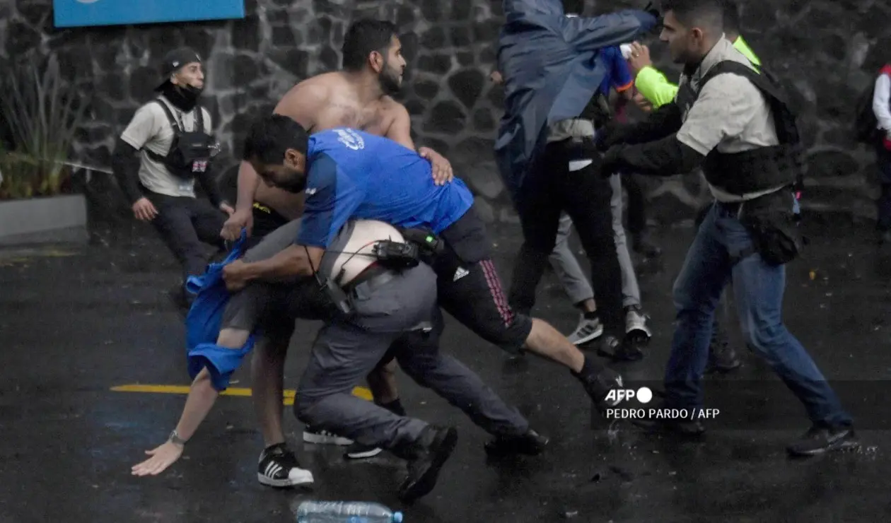 Enfrentamientos entre hinchas de Cruz Azul y la policía mexicana.