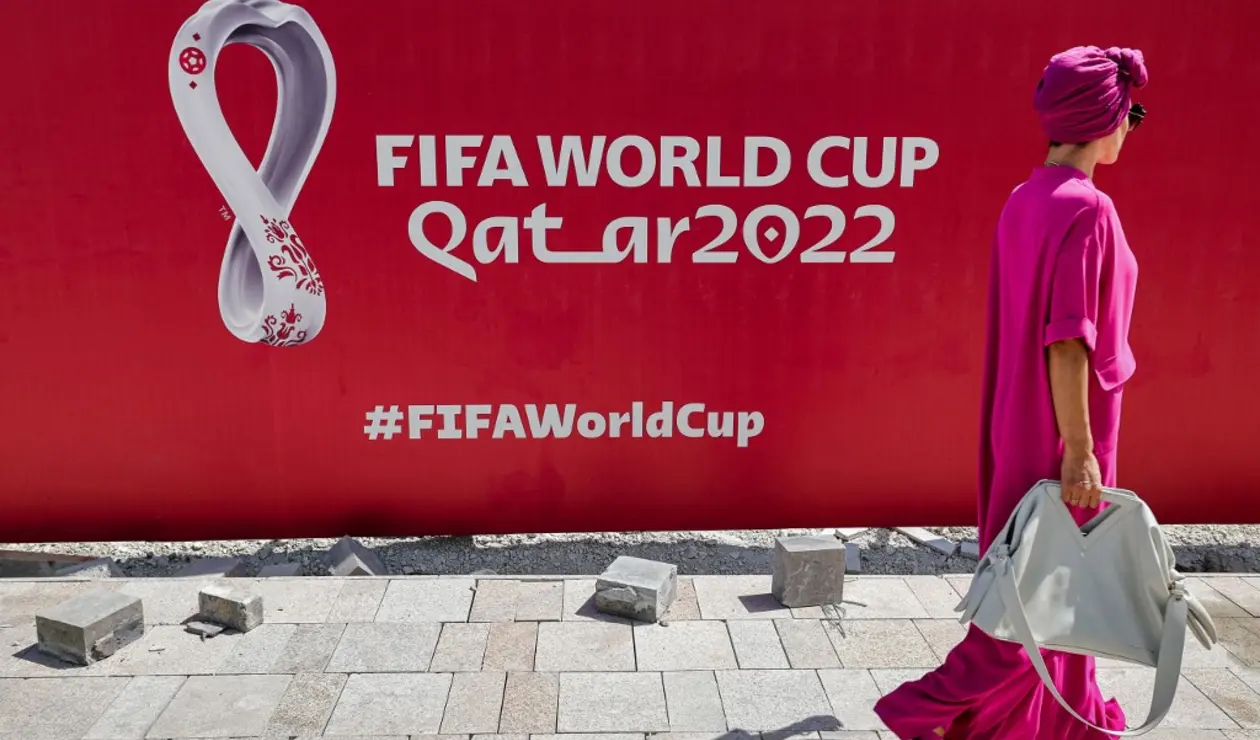 Mujer por una calle de Doha a pocos días del inicio del mundial Qatar 2022