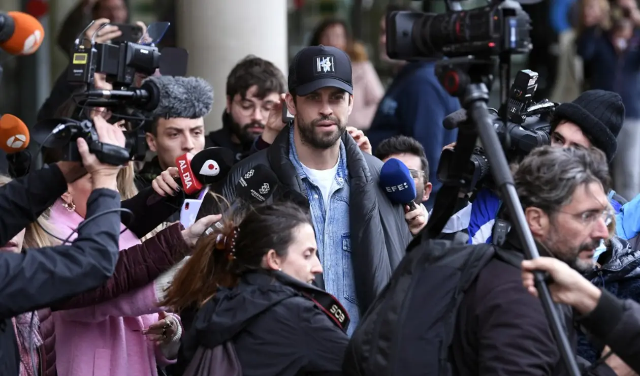Piqué abordado por periodistas semanas después de su separación con Shakira