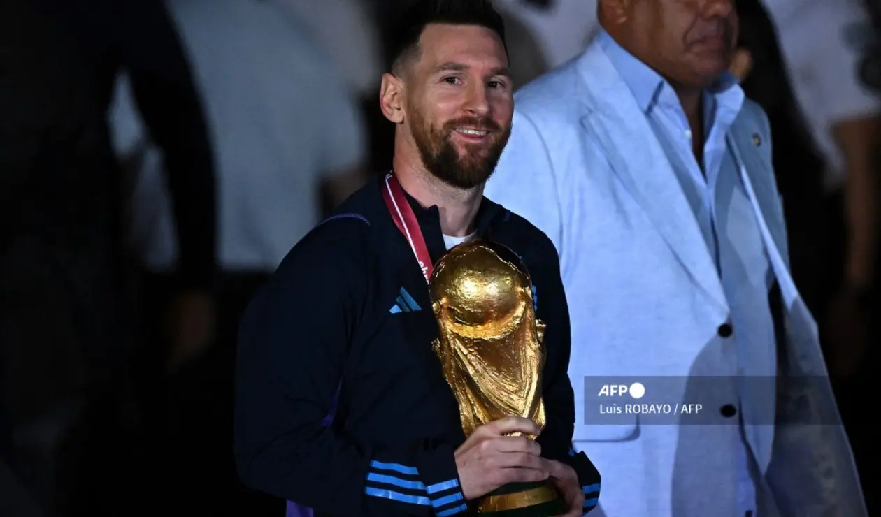 Lionel Messi con el trofeo de la Copa del Mundo