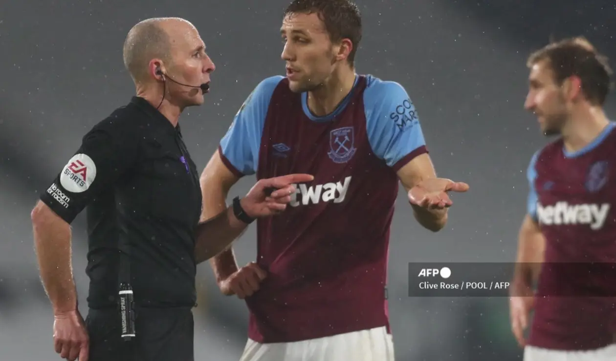 Mike Dean, árbitro inglés