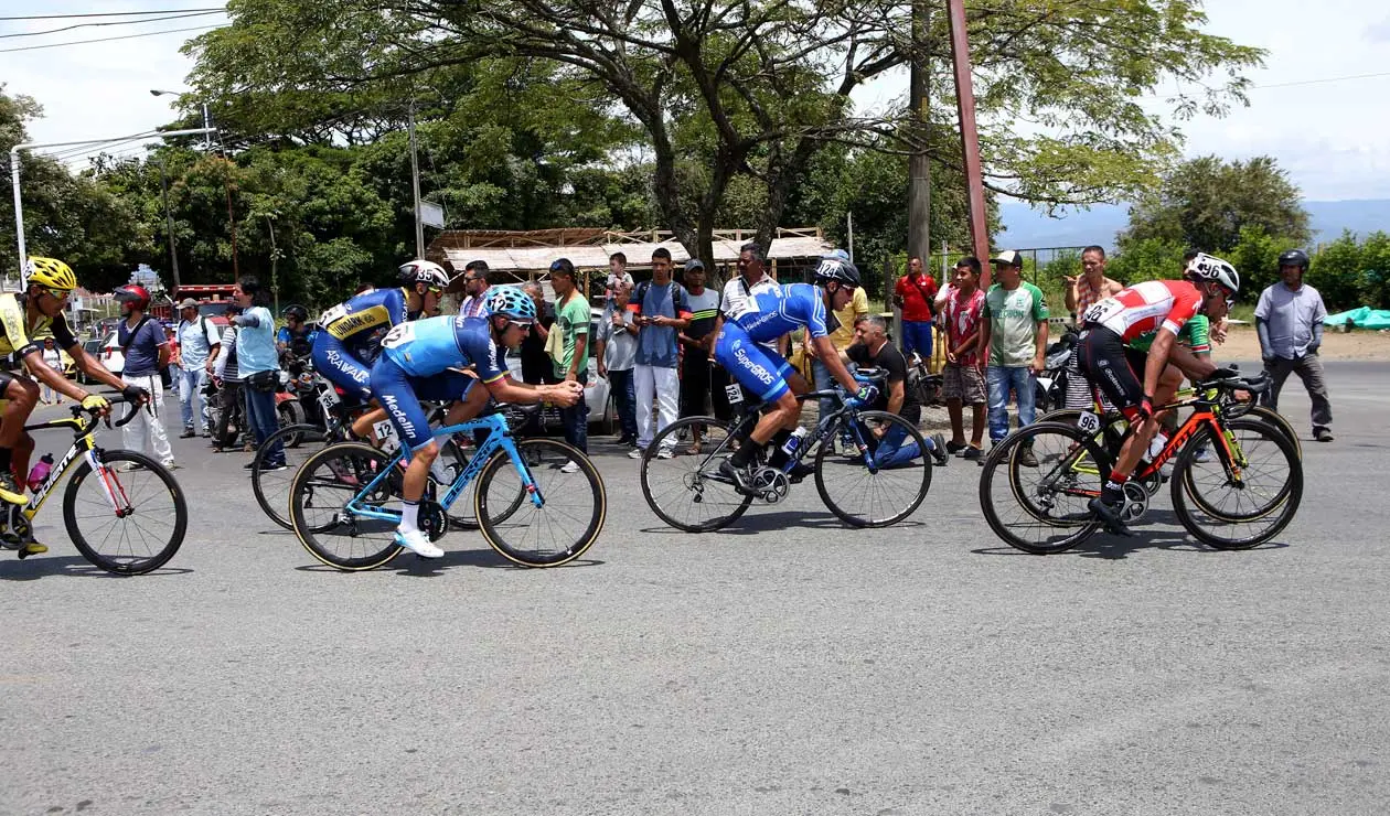 El pelotón durante los primeros kilómetros del Clásico RCN