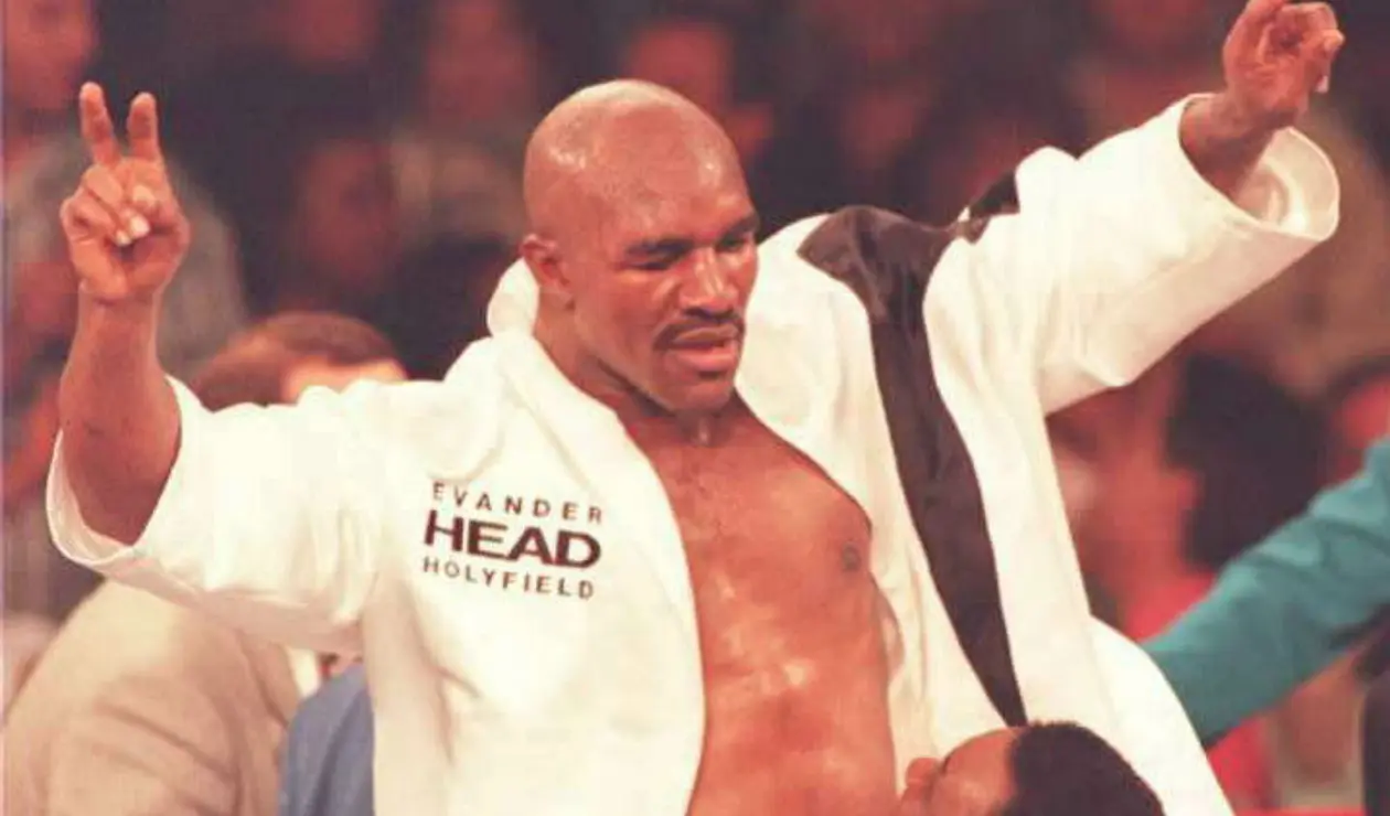 10. Evander Holyfield. Nació el 19 de octubre de 1962 en Atmore, Alabama, (EE.UU.). Se retiró el 7 de mayo de 2011. Tiene un récord de 44 victorias (29 nocauts), diez derrotas, dos empates – un combate nulo. Realizó catorce defensas.