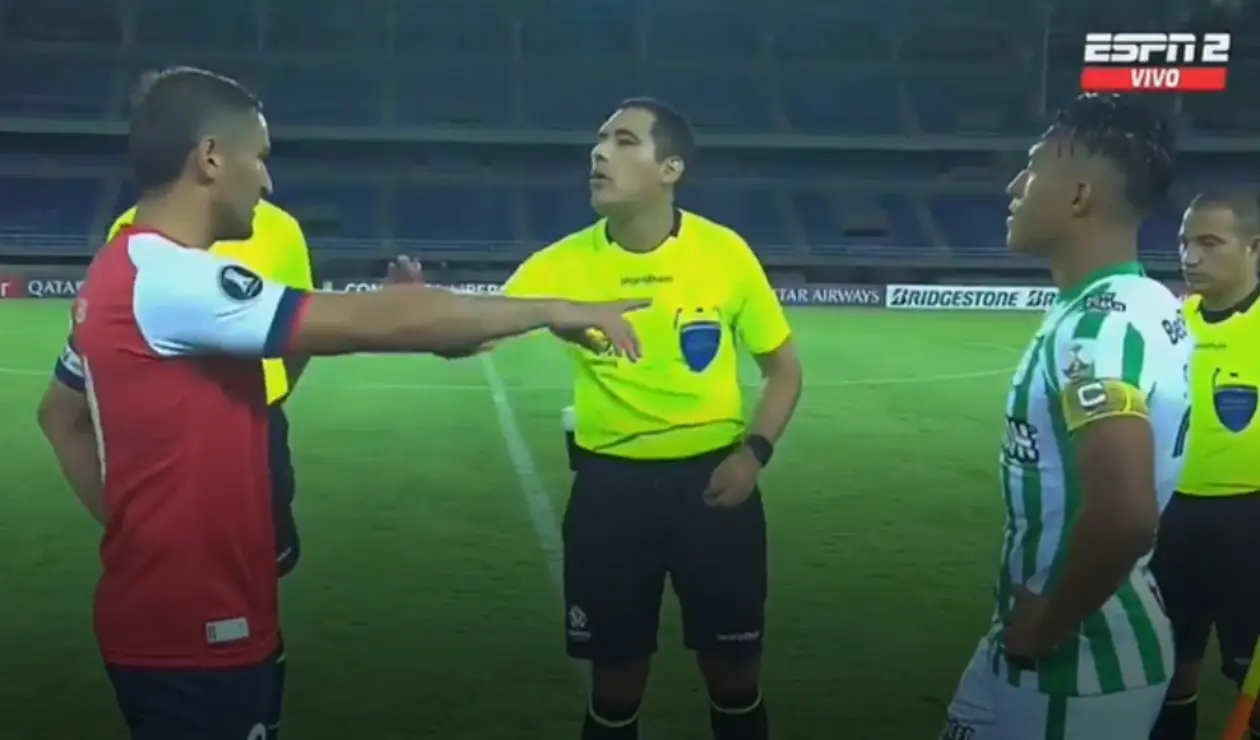 Gonzalo Bergessio, caliente en el duelo Atlético Nacional vs Nacional de Uruguay