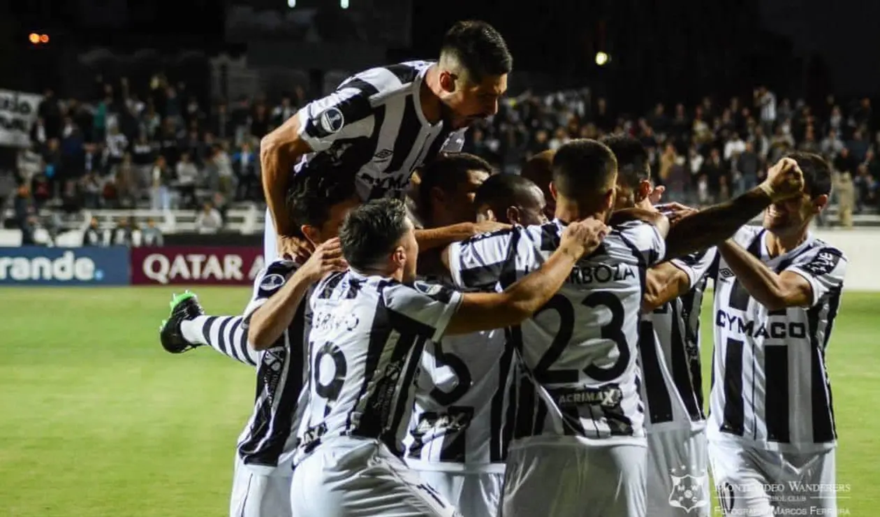 Montevideo Wanders celebrando su triunfo ante Defensor Sporting